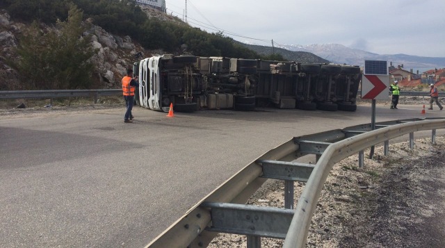 MİSKİNLER RAMPASINDA TIR DEVRİLDİ