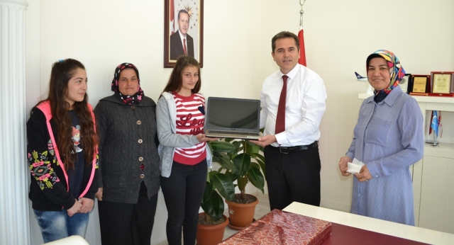 Kaymakam Abdullah AKDAŞ?dan Öğrencilerimize Dizüstü Bilgisayar Hediyesi