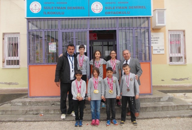 EĞİRDİR S. DEMİREL İLK VE ORTA OKUL ÖĞRENCİLERİ MADALYALARI TOPLADI