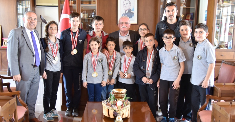 İl Birincisi yüzücüler, Başkan Şengöl'ü ziyaret etti