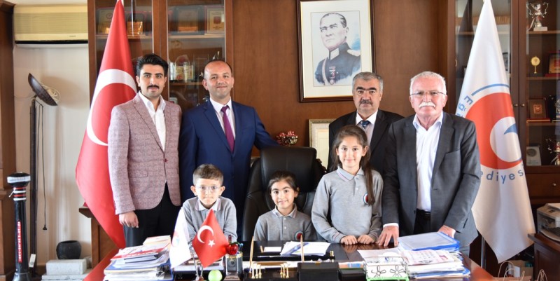 23 Nisan Çocukları Başkan Şengöl'ün Koltuğunu Devraldılar