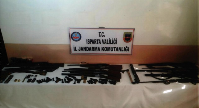 AKSU'DA ÇOK SAYIDA SİLAH ELE GEÇİRİLDİ