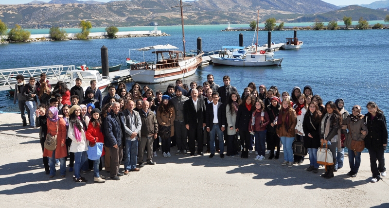 SDÜ HUKUK FAKÜLTESİ DEKANI PROF. DR. TURHAN, ÖĞRETİM ÜYELERİ VE 100 ÖĞRENCİ KAHVALTIYI EĞİRDİR'DE YAPTILAR