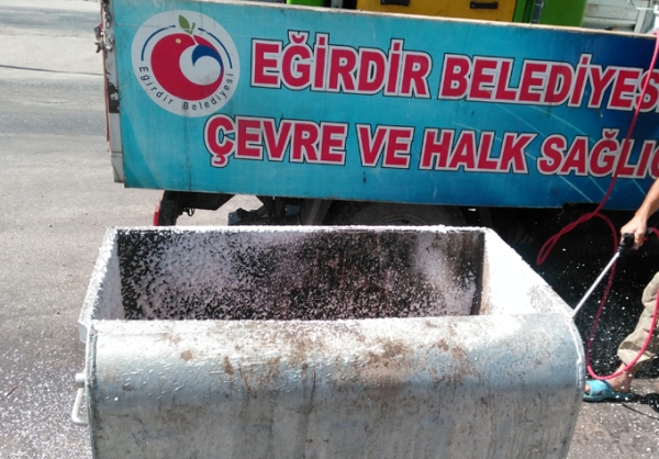Çöp Konteynırları  ve çöp toplama noktaları temizleniyor