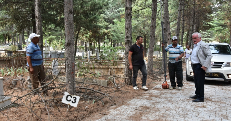 Bayram Öncesi Mezarlık Temizliği