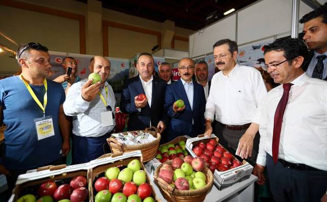 Sakin Şehir Eğirdir YÖREX?te 3 Ton Elma Dağıttı