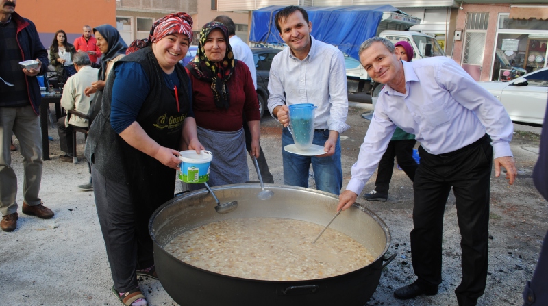 Cami Mahallesi Muhtarından Aşure İkramı...