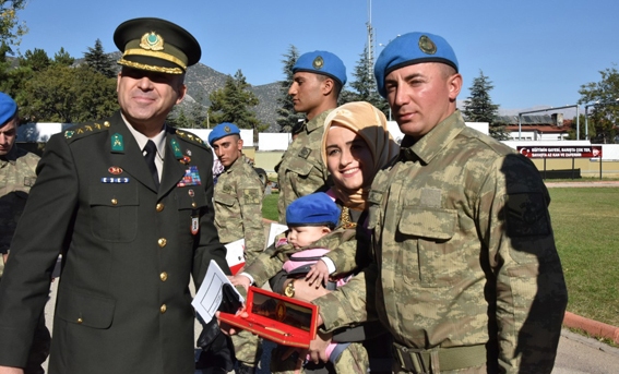 42. Dönem Uzman Komandolar Brövelerini Taktı