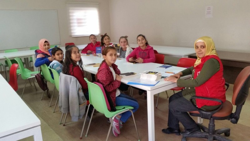 KİTAP OKUMA HALKASINA KATILAN ÖĞRENCİLERE KİTAPLARI DAĞITILDI