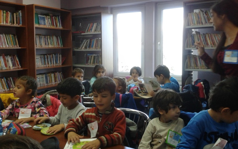 MUAZZEZ VE YAŞAR ŞAPÇI ANAOKULU ÖĞRENCİLERİ KÜTÜPHANEYİ TANIDILAR