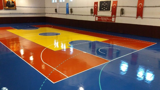 KAPALI SPOR SALONUNUN ZEMİNİ YENİDEN BOYANDI