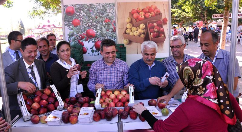 Frutech 1. Meyve Yetiştiriciliği ve Tekonolojileri Fuarı'nda 2 ton elma dağıtıldı