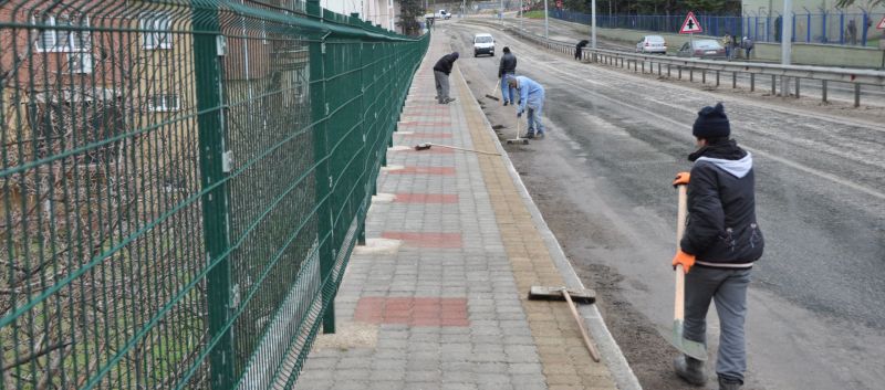 Karayolları'nın yapacağı işi Eğirdir Belediyesi yapıyor...