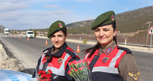 İlçe Jandarma Komutanlığı Karanfil Dağıttı